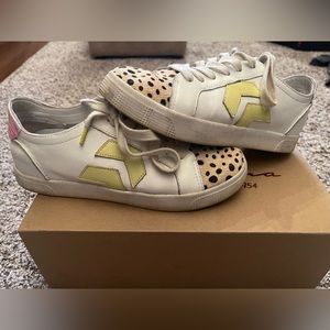 Dolce Vita Sneakers. Size 6